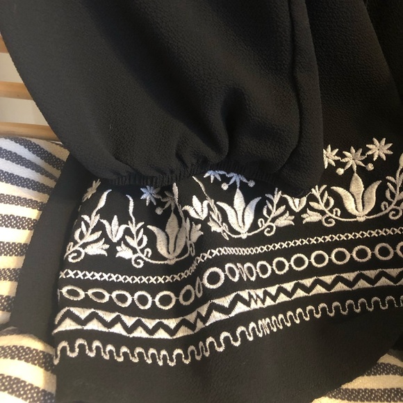 Black cold shoulder - Picture 3 of 6